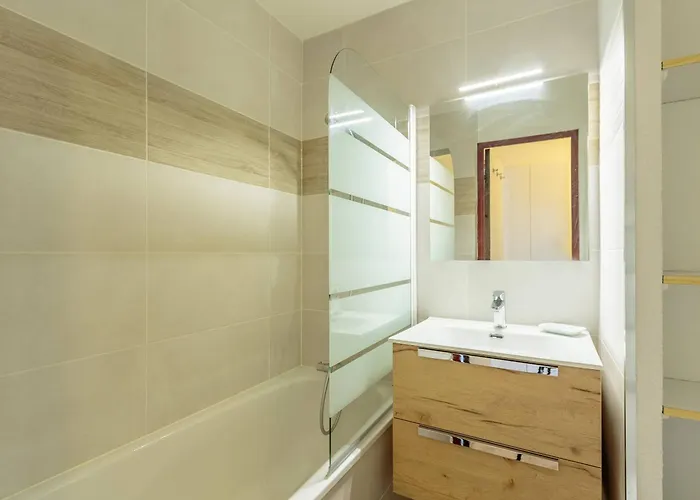 2 Pieces Renove, Acces Skis Aux Pieds, Proche Commerces Et Remontees, Balcon Sud-ouest - Fr-1-353-23 Apartment *